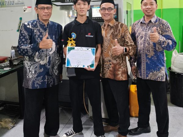 Fachri Zaki, siswa kelas XII SMK Al Huda Kota Kediri yang berhasil menyabet JUARA 1 MECCAM 2026 Tingkat Nasional!